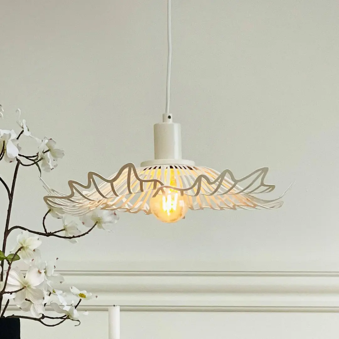 Dyberg Larsen Hängelampe Flora, perlweiß, Ø 40 cm, Metall