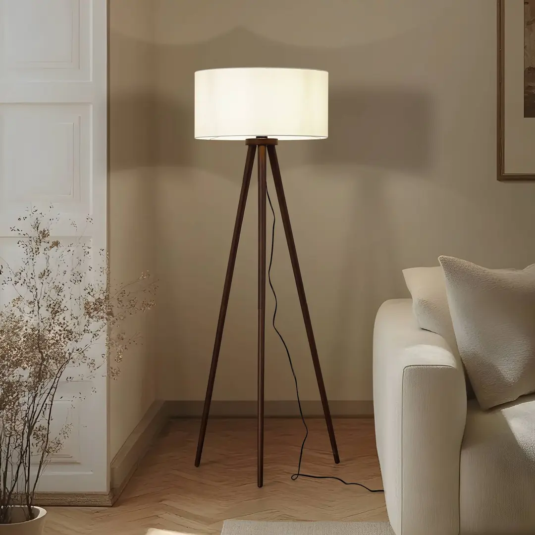 Lindby Stehleuchte Charlia, weiß, Walnussholz, Höhe 150 cm