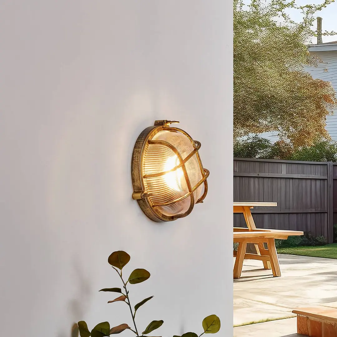 Lindby Außenwandlampe Daaje, goldfarben, Ø 26 cm, Alu