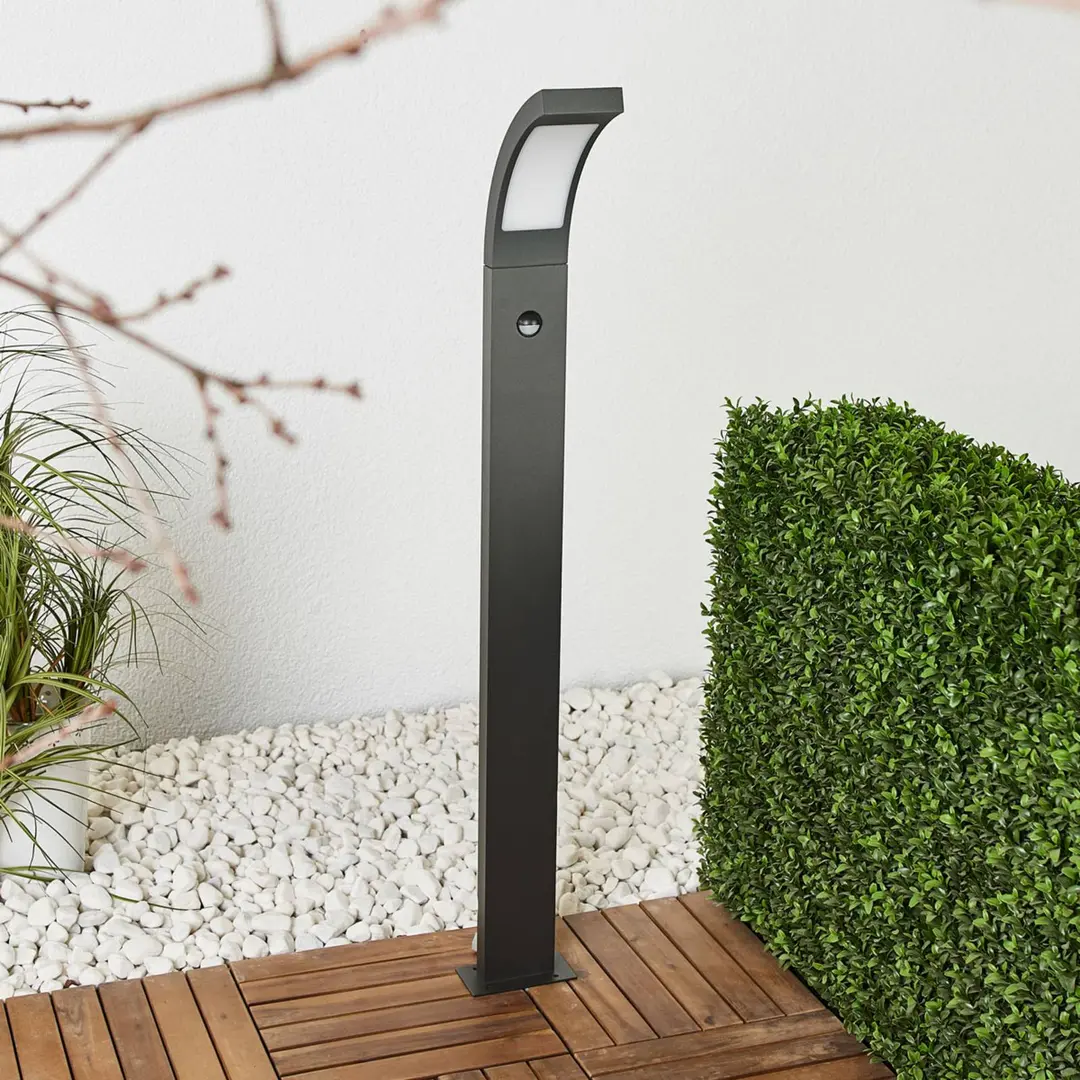 Lucande LED-Wegeleuchte Juvia, 100 cm, Bewegungsmelder, IP54