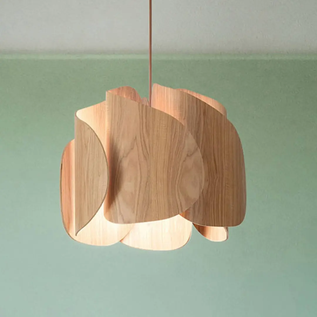 Fabas Luce Hängeleuchte Pevero aus Eschenholz, gebogene Form