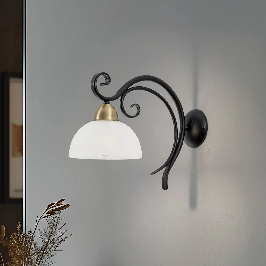 Luminex Wandleuchte Flora, ein Glasschirm, schwarz/messing