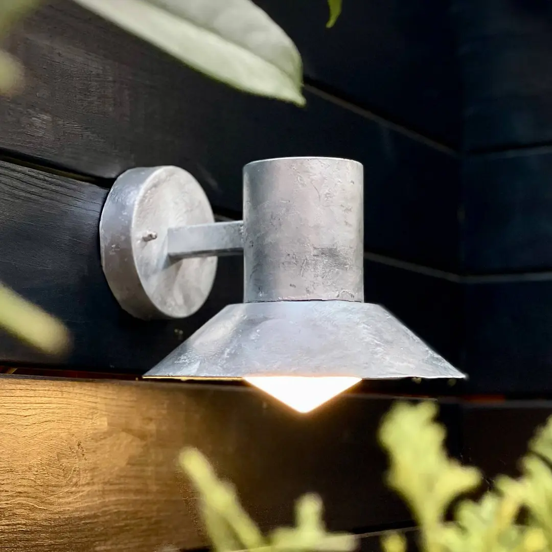 Dyberg Larsen Außen-Wandlampe Venice, galvanisiert, Ø 20 cm