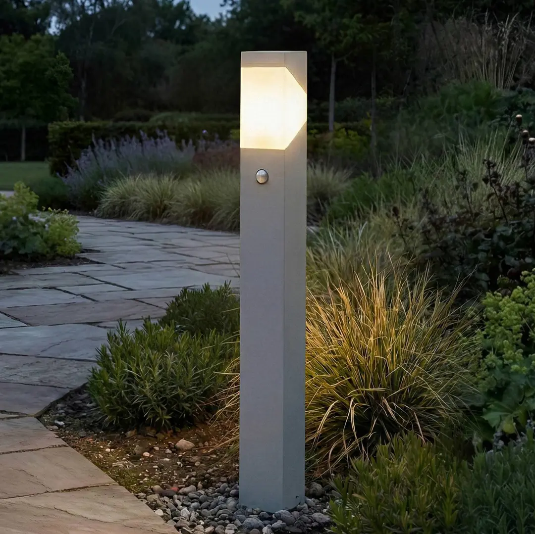 Lucande Wegeleuchte Kiran 100 cm, Sensor, hellgrau, IP44