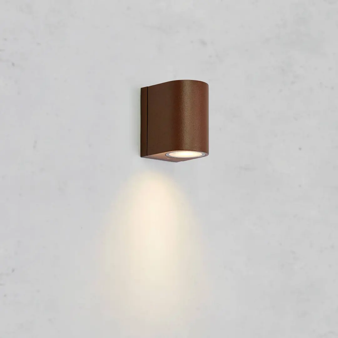 Markslöjd LED-Außenwandleuchte Alor, braun, 1-flg., IP65, dimmbar