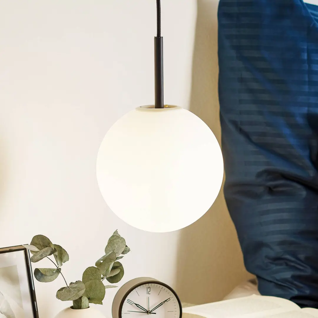 Audo Copenhagen Audo LED-Pendellampe TR Bulb, schwarz/opal matt, Glas, E27