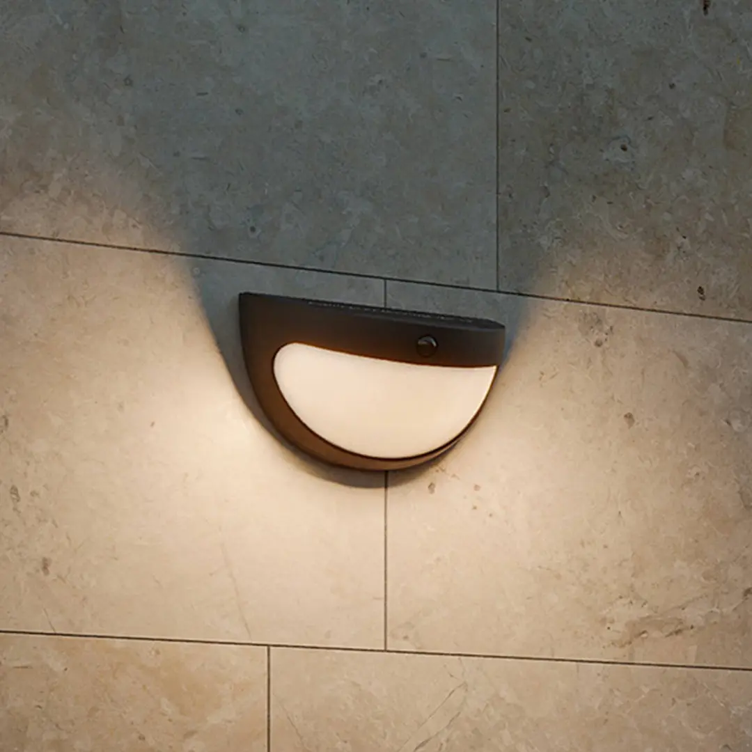 Philips LED-Solarwandleuchte Swyn, schwarz, Sensor, IP44