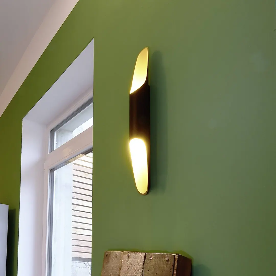 Deko-Light LED-Wandleuchte Apodis, schwarz/gold, Höhe 50 cm, Metall dim