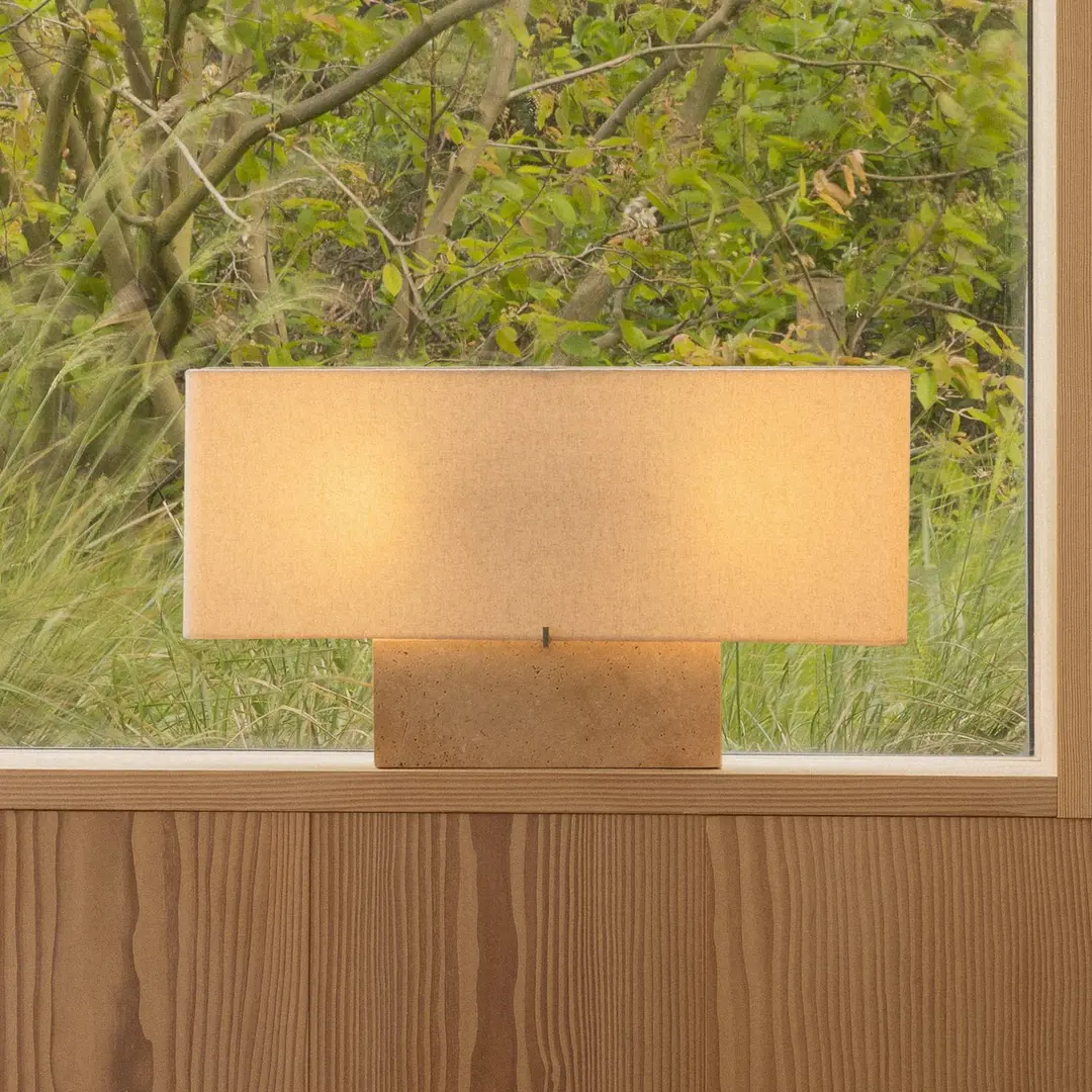 Audo Copenhagen Audo Tischlampe Nonna, travertin-/sandfarben, Höhe 30 cm