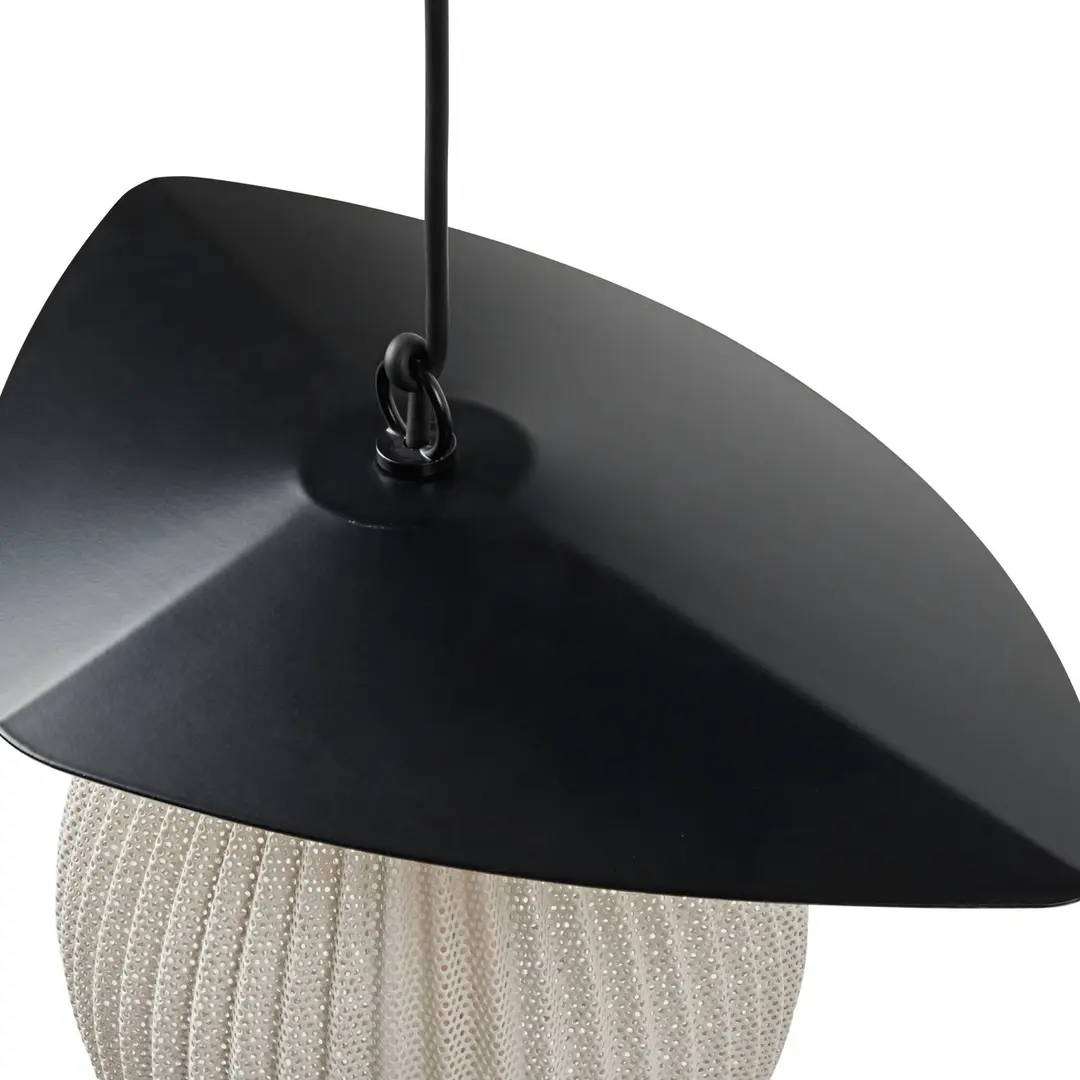 GUBI Außenhängeleuchte Satellite, 57x36cm, schwarz/cremeweiß