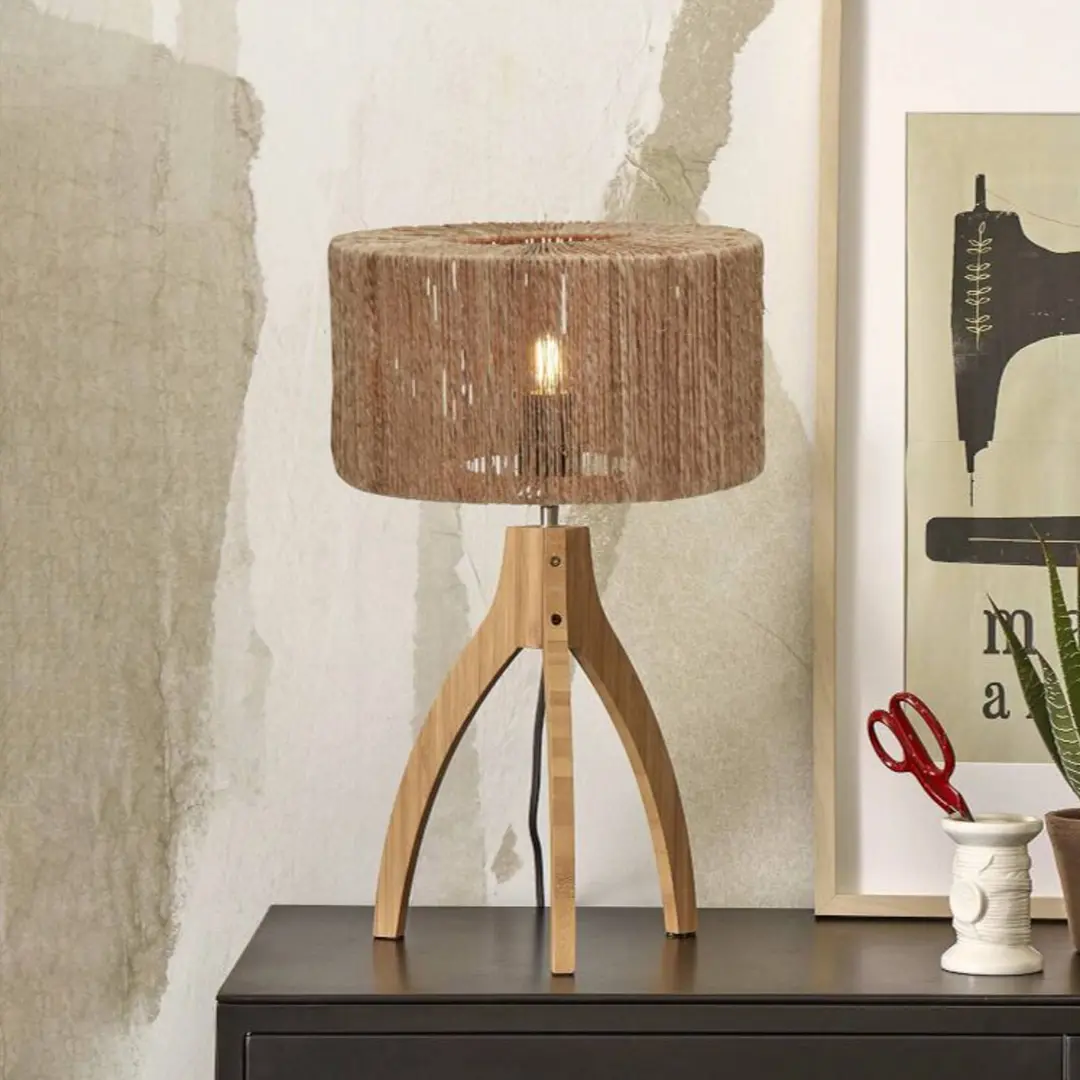GOOD & MOJO Iguazu Tischlampe, Dreibein, natur