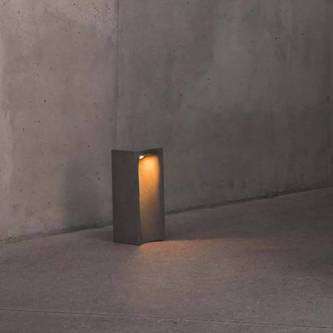 FARO BARCELONA LED-Sockelleuchte Grot, 2700K, grau, Beton, IP55, Höhe 40 cm