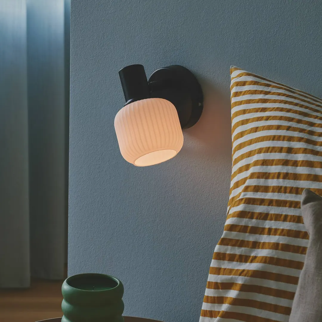 Nordlux Wandleuchte Milford Mini, schwarz, Glas gerippt, mit Stecker