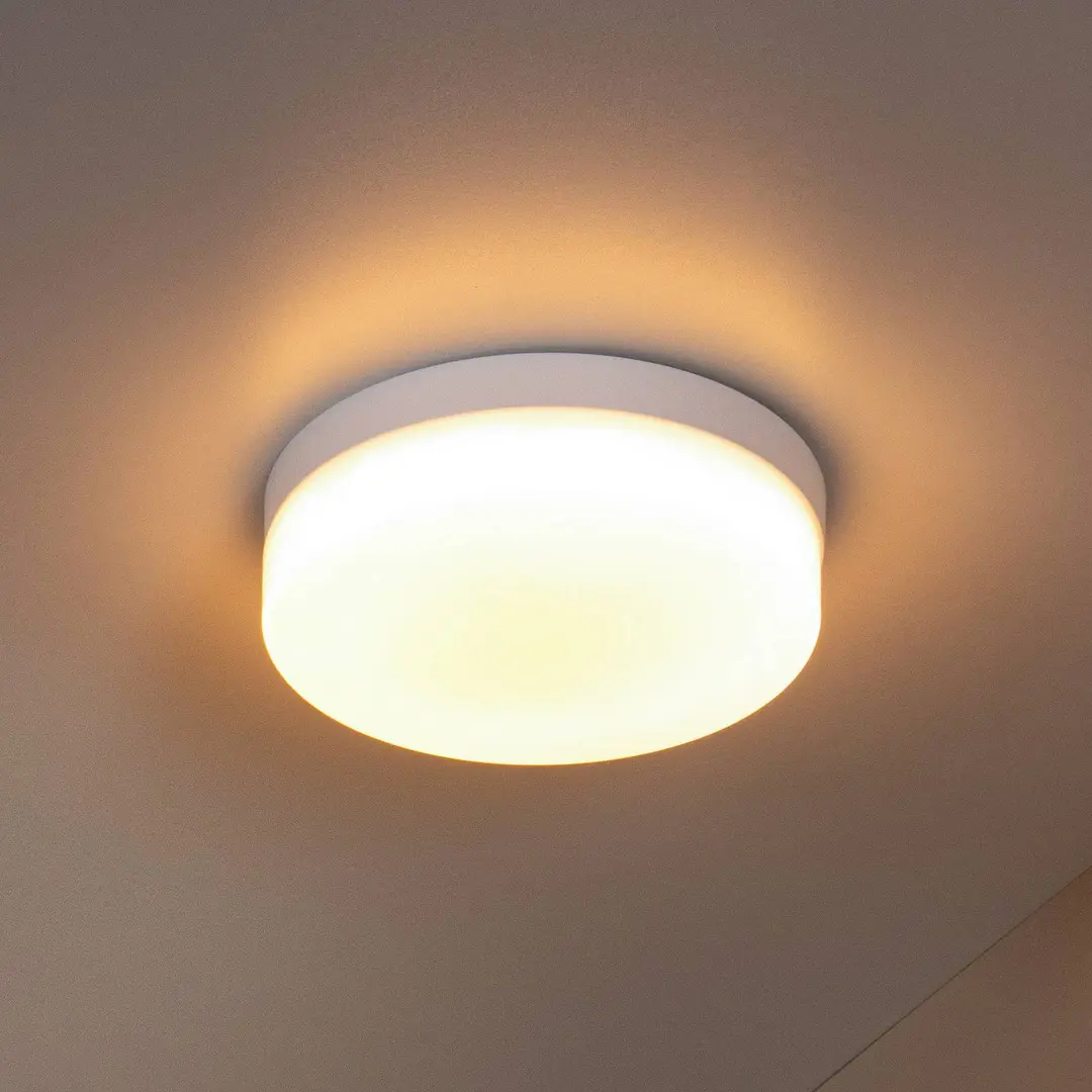 Lucide LED-Bad-Deckenlampe Biskit, weiß, Ø 23 cm, Kunststoff
