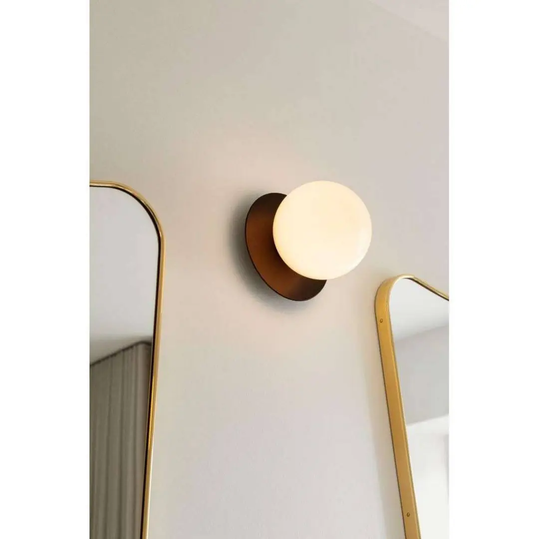 Nuura Wandleuchte Liila 1 Medium, bronze/opal, IP44, G9