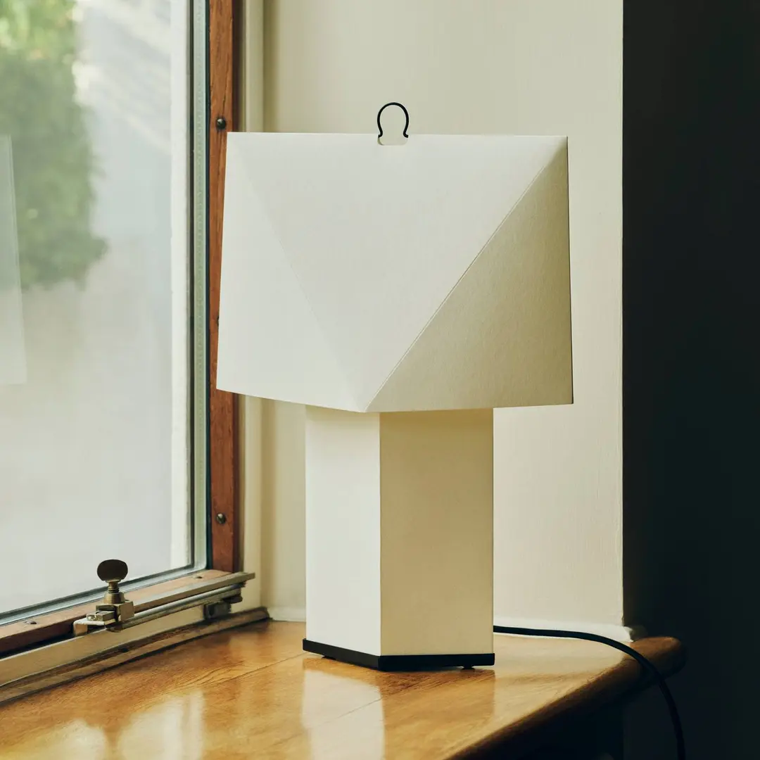 HAY Tischleuchte Aplat, Höhe 66 cm, weiß, Seidenpapier, E27