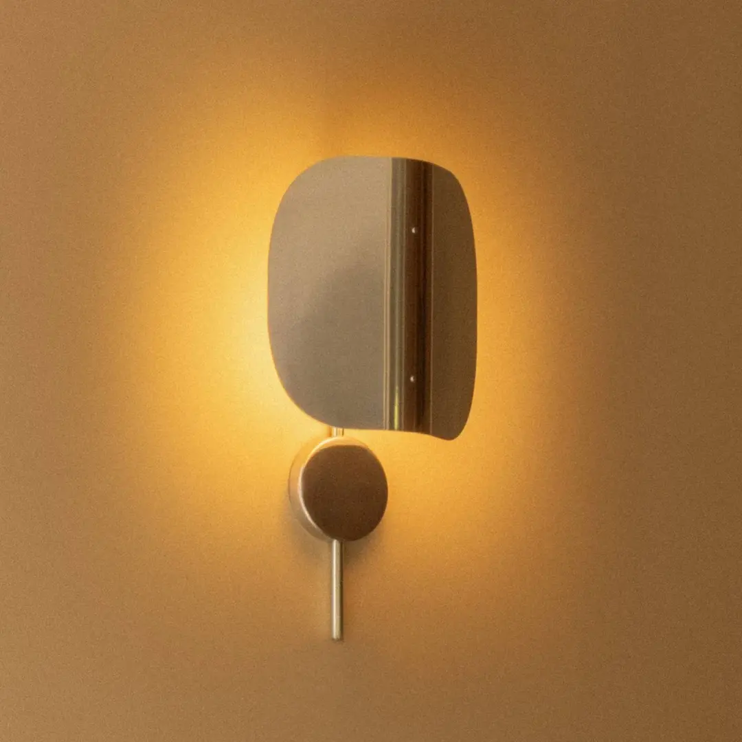 Audo Copenhagen Audo Wandlampe Wing, aluminium, 47 cm, Stecker, verstellbar