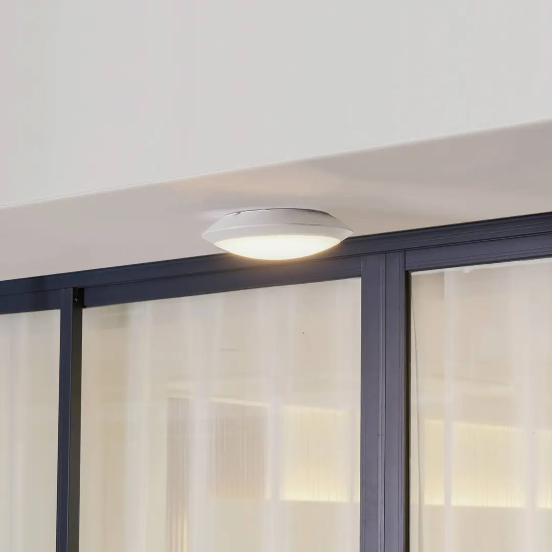 Lindby LED-Außendeckenlampe Naira, weiß, Sensor, 30 cm, IP65