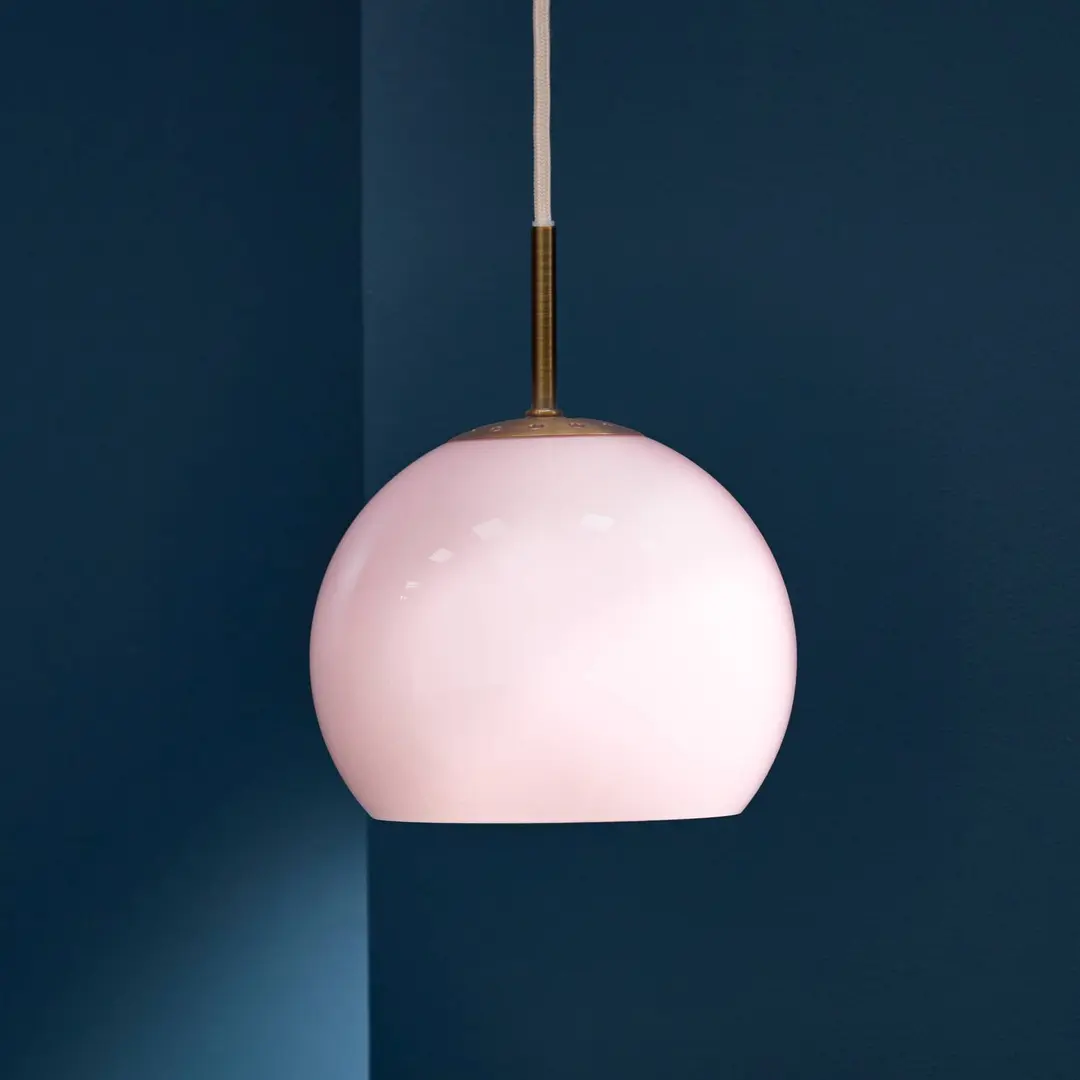 FRANDSEN Pendellampe Ball, opal rosé, Ø 18 cm, Glas