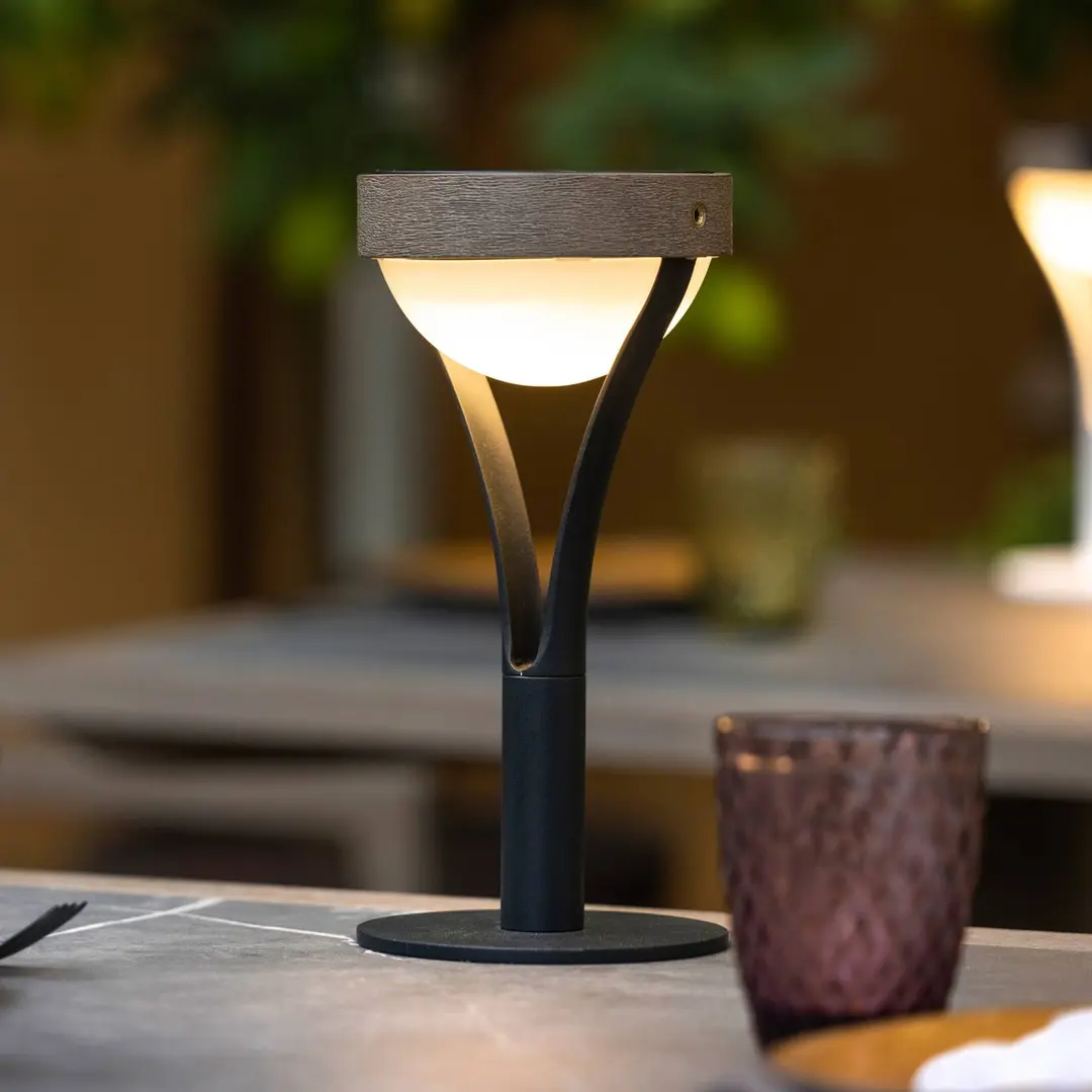 Les Jardins LED-Solartischleuchte Tyble, schwarz / teak, 2.700 K, 200 lm