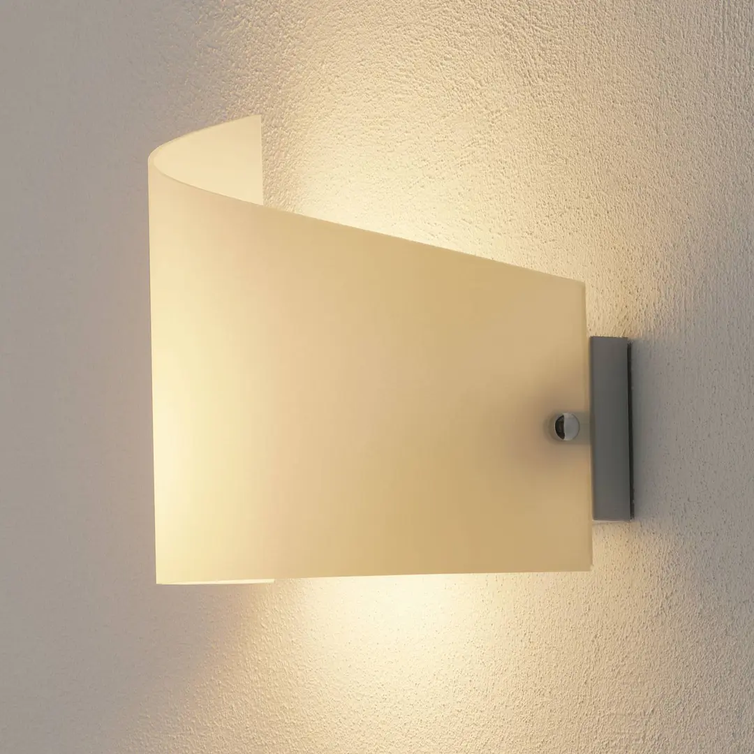 Fabas Luce Wandleuchte Moa mit geschwungenem Glasschirm