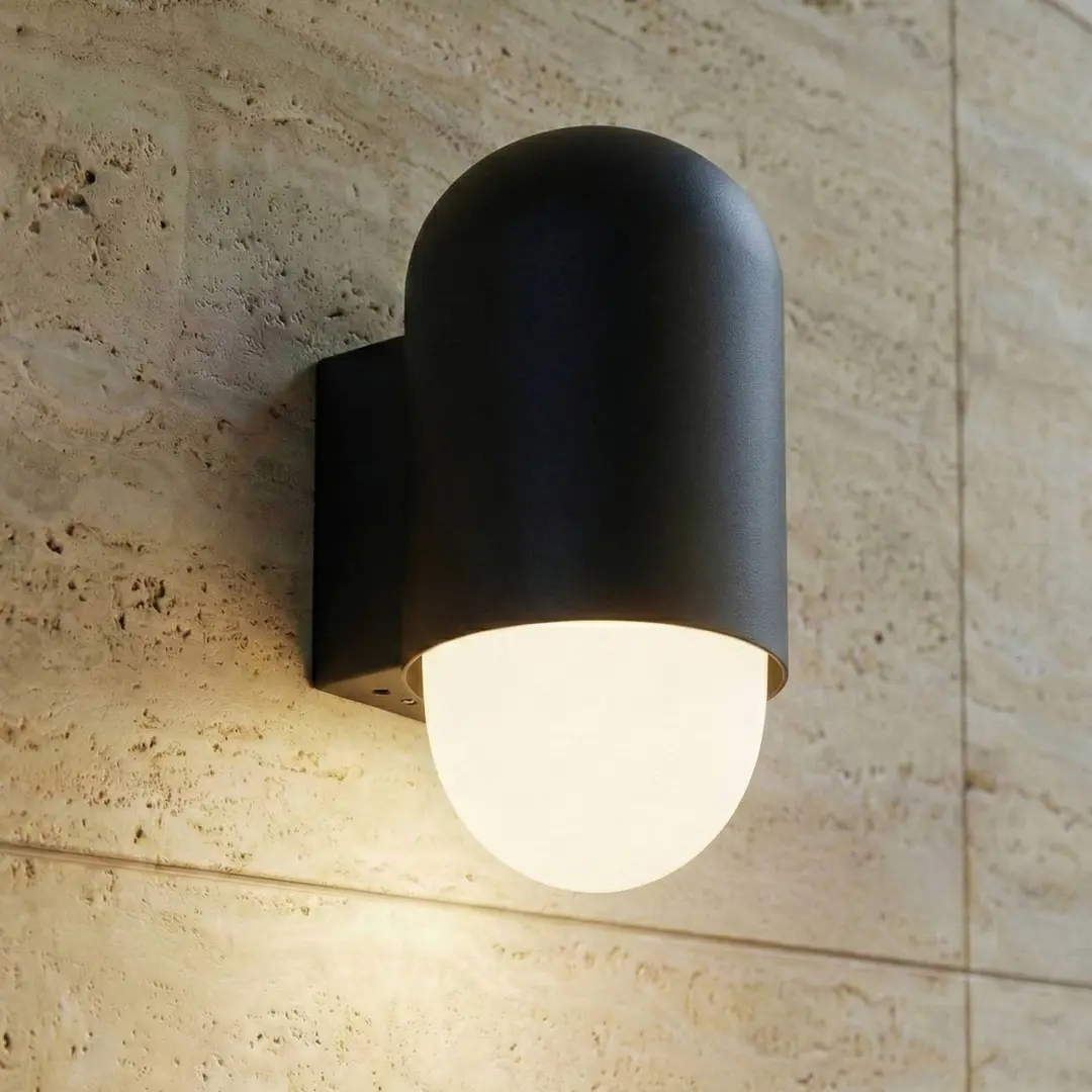Lindby Außenwandleuchte Pilva, schwarz, Metall, IP44, E27