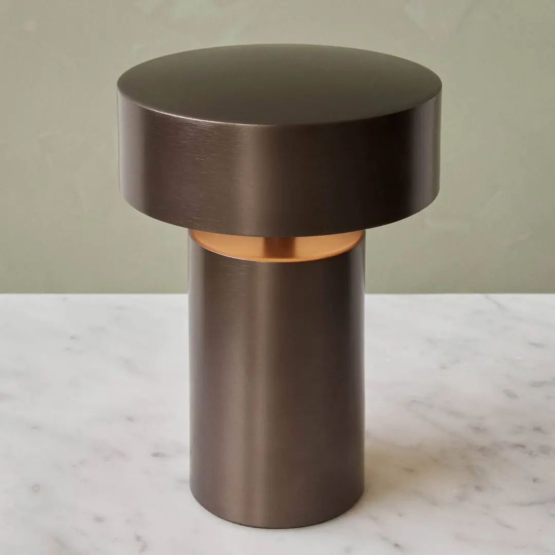 Audo Copenhagen Audo Column Akku-Tischlampe, IP44, bronze