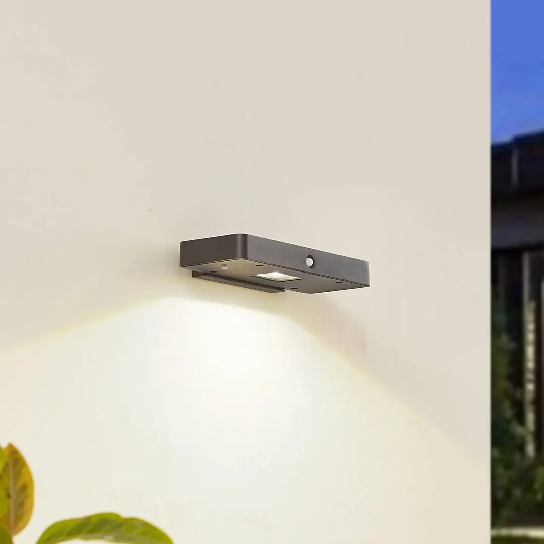 Lucande LED-Solar-Wandleuchte Tavon, eckig, schwarz, Sensor