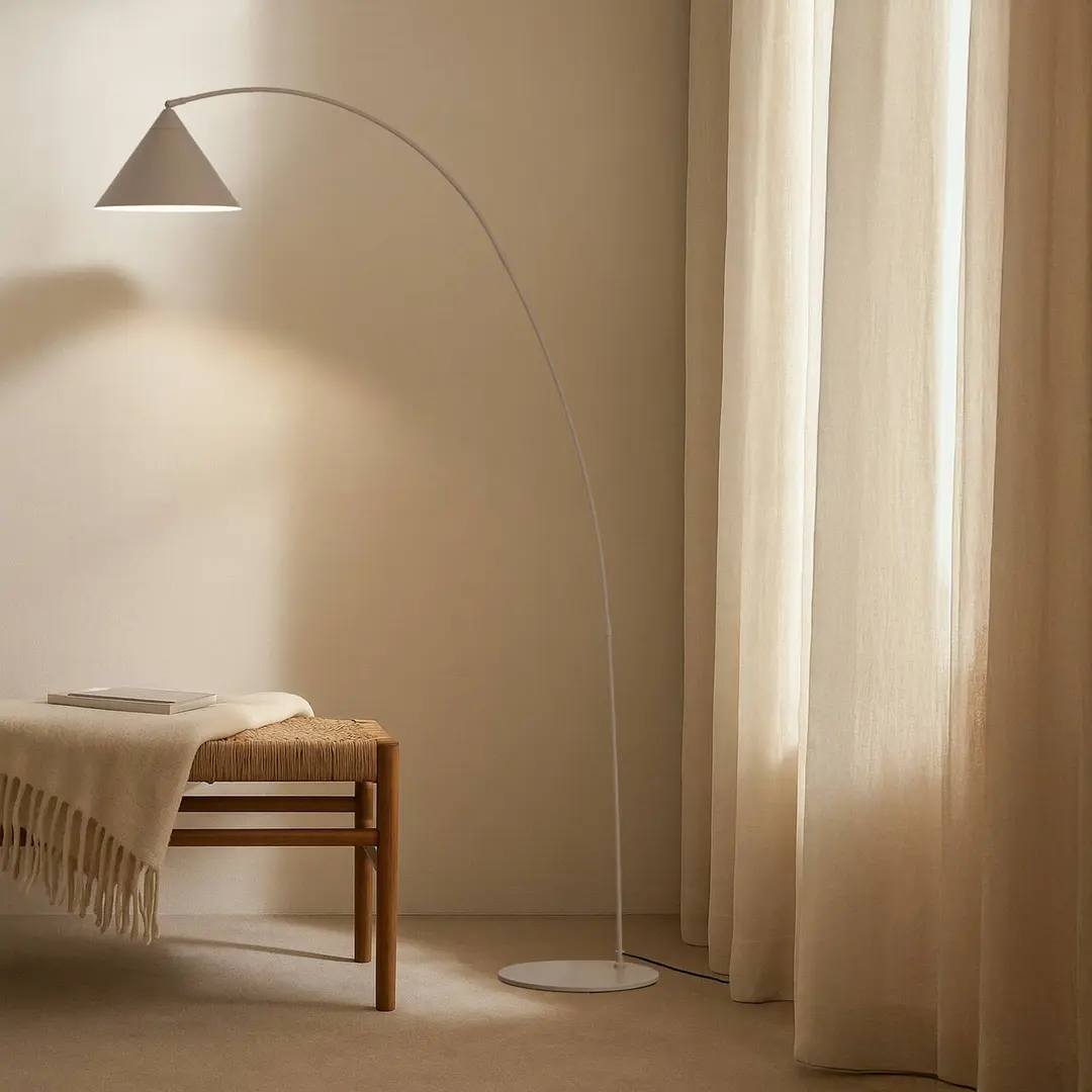 Lindby Bogenlampe Triangolo, beige, Höhe 195 cm, Metall, E27