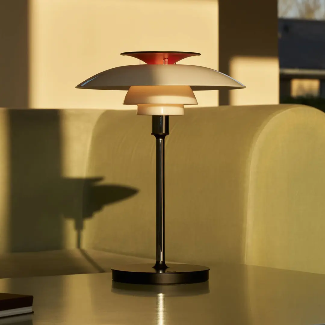 Louis Poulsen LED-Akkutischlampe PH 80, weiß/rot/chrom IP44