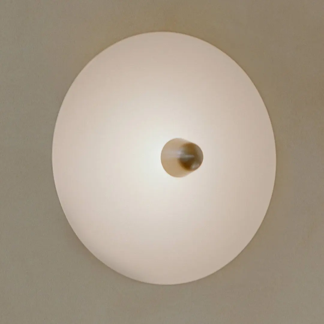 New Works LED-Wandleuchte Kantarell, nickel/weiß, Ø 55 cm