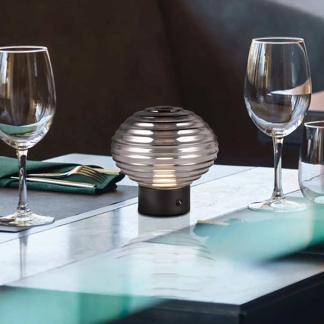 Reality Leuchten LED-Akku-Tischlampe Earl, schwarz/rauch, Höhe 14,5 cm, Glas