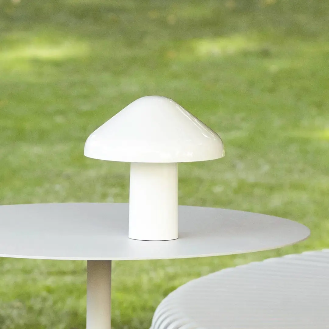 HAY Akku-Tischlampe Pao, weiß, 220 lm, IP44, 23 cm, dim.
