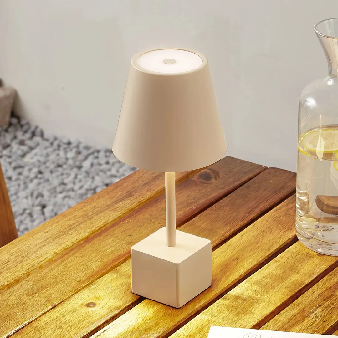 Lindby LED-Akkutischleuchte Janea CUBE, beige, Metall