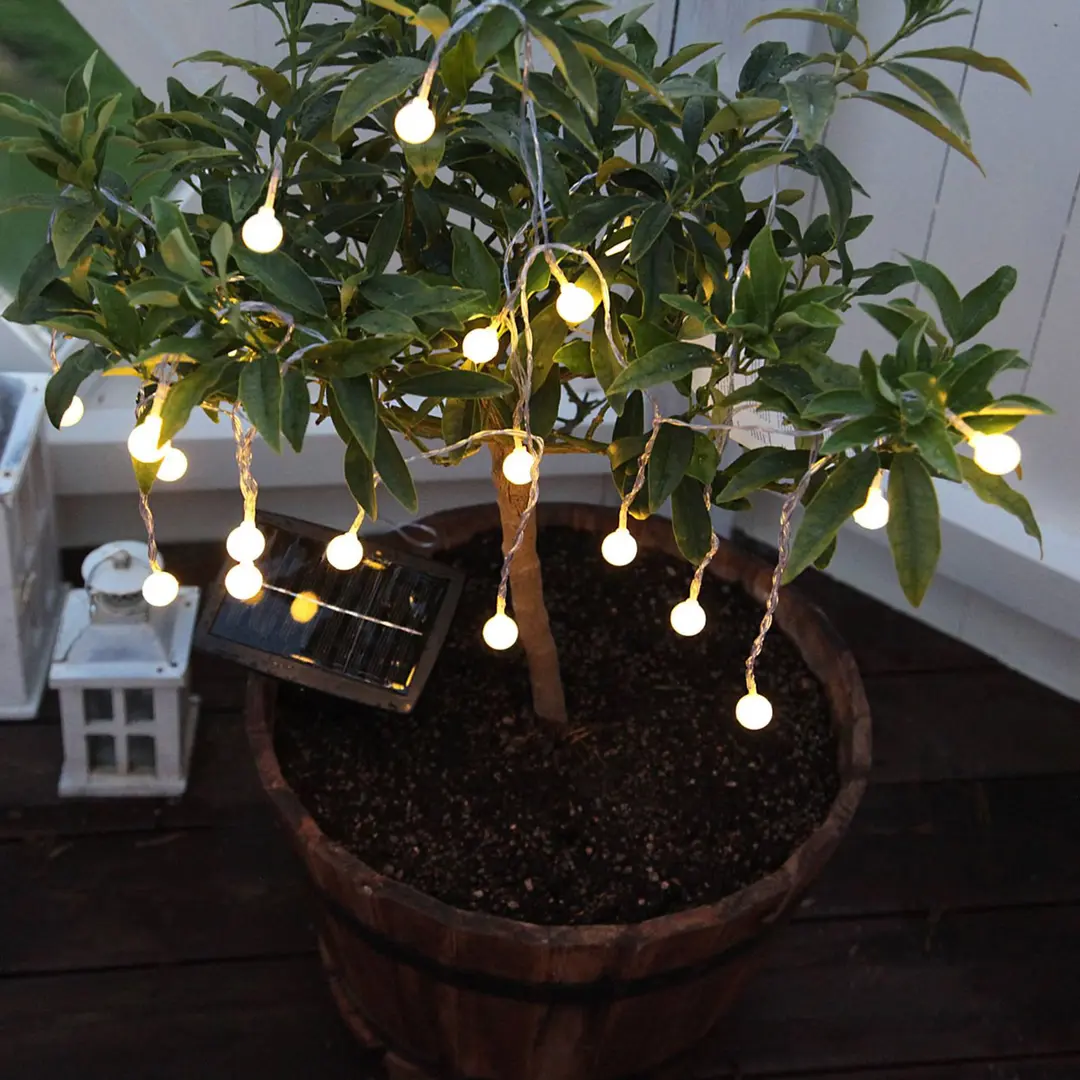 STAR TRADING Warmweiß leuchtende LED-Solar-Lichterkette Globini
