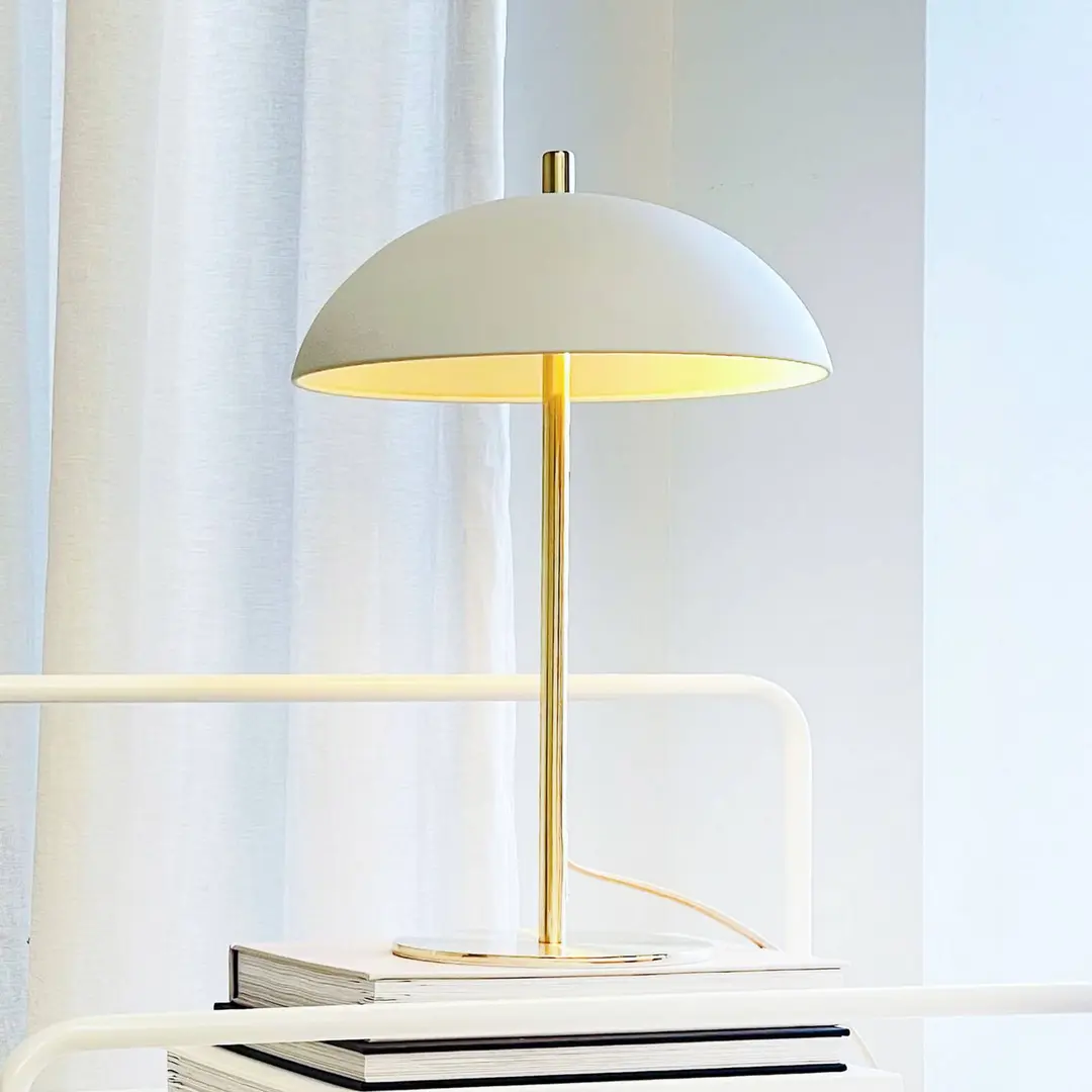 Dyberg Larsen Tischleuchte Globus, beige/messing, 44 cm