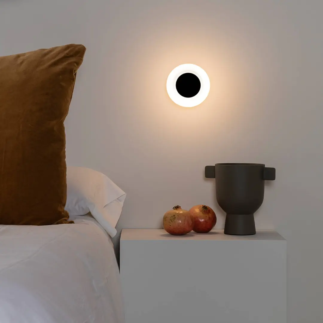 FARO BARCELONA LED-Wandlampe Moy in Schwarz mit Glasschirm