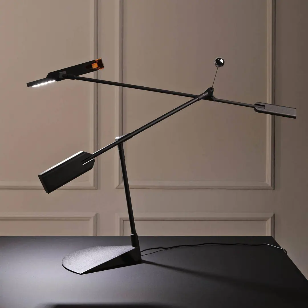 Stilnovo LED-Tischlampe Halley, schwarz, Ausladung 100 cm