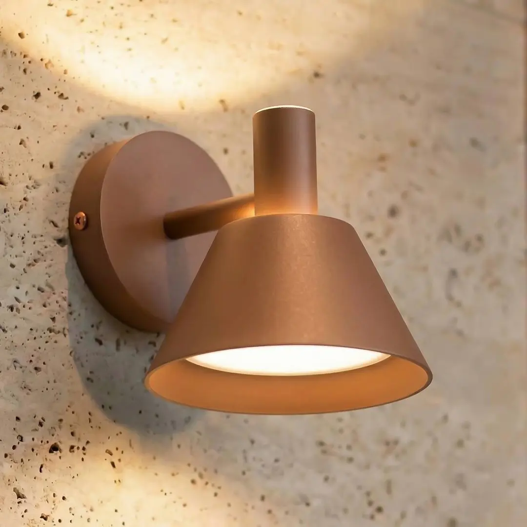 Lucande LED-Außenwandleuchte Tabena, braun, IP44, CCT
