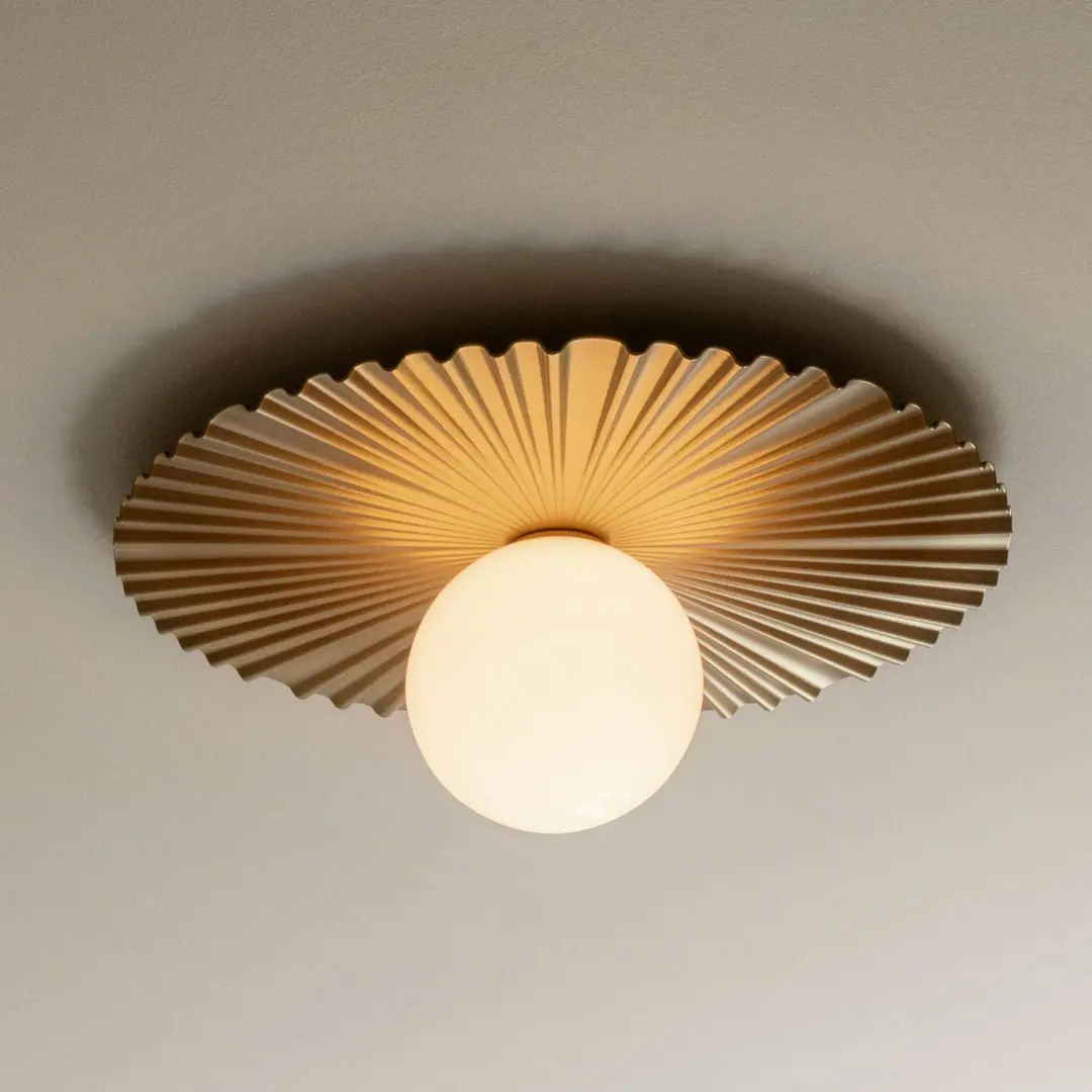 Nuura Wandlampe Liila Muuse, Ø 42 cm, IP44, gold/opal