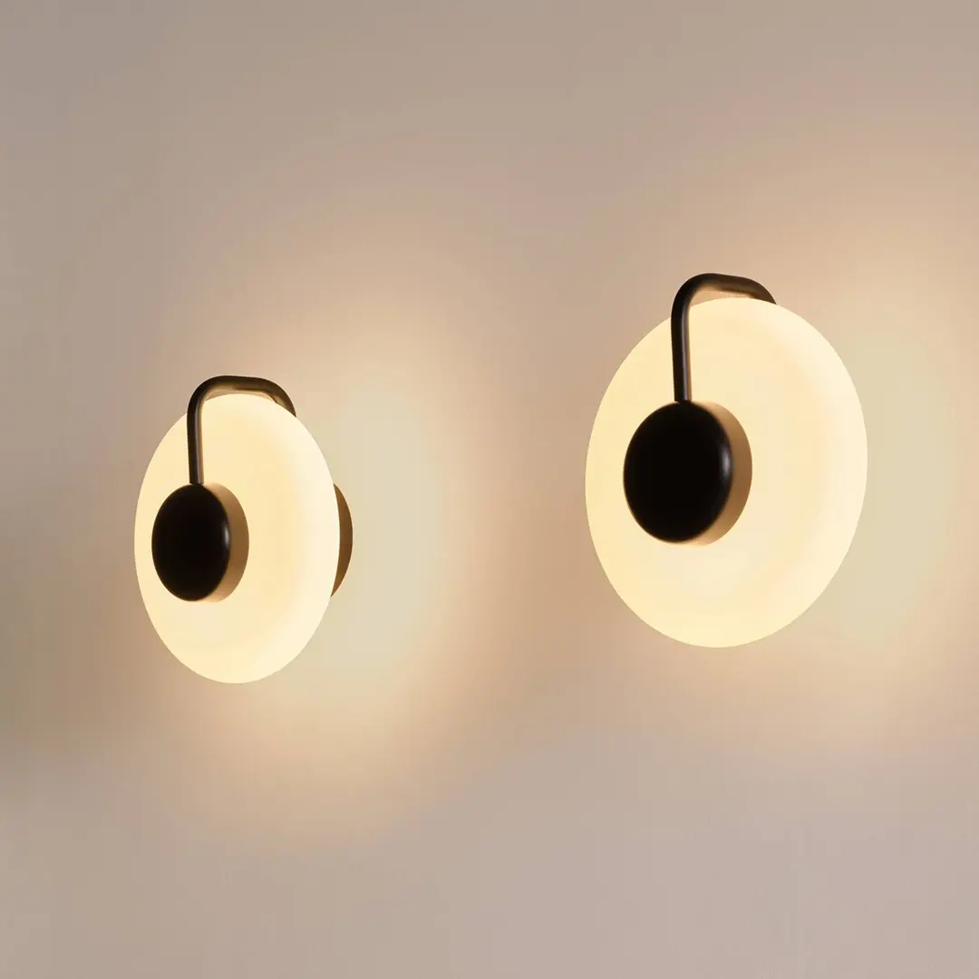 kdln LED-Wandleuchte TRATTO, schwarz, Ø 27 cm, Metall/Glas
