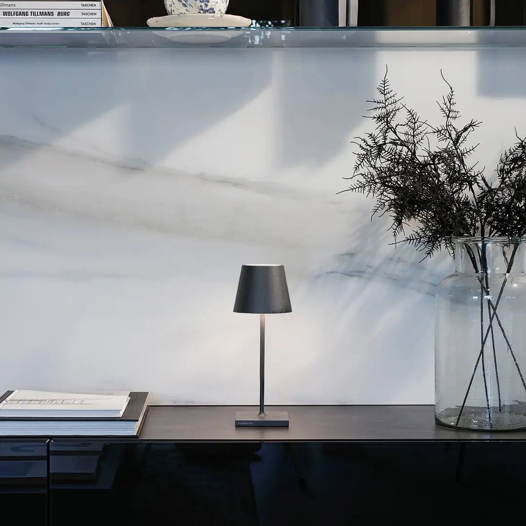 Zafferano Poldina mini Akku-Tischlampe IP65 grau