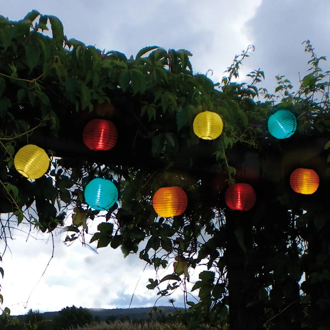 STAR TRADING Bunte LED Solarlichterkette mit 10 Lampions