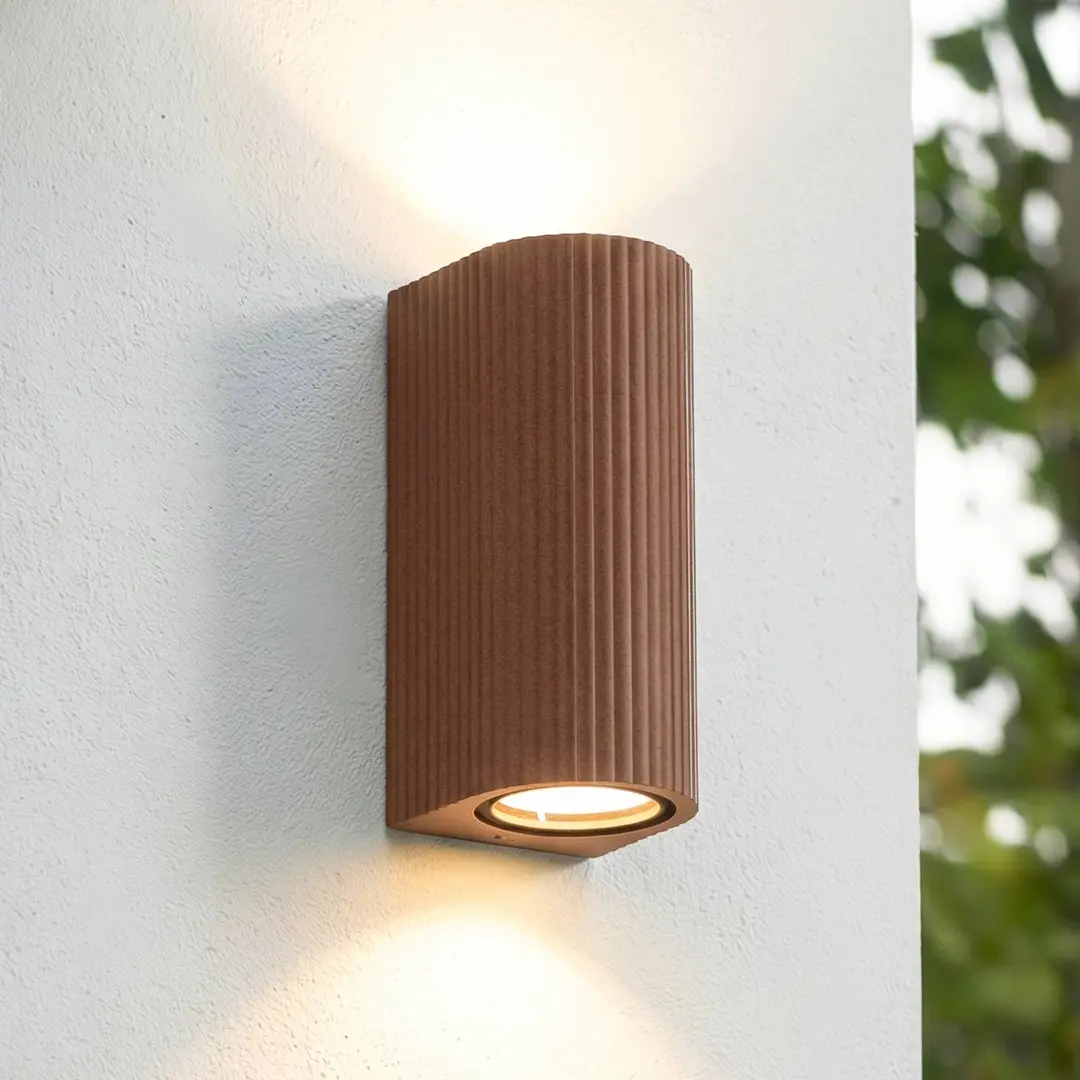 Lindby Außenwandleuchte Aluvo, rost, 16 cm, IP65, Riffel