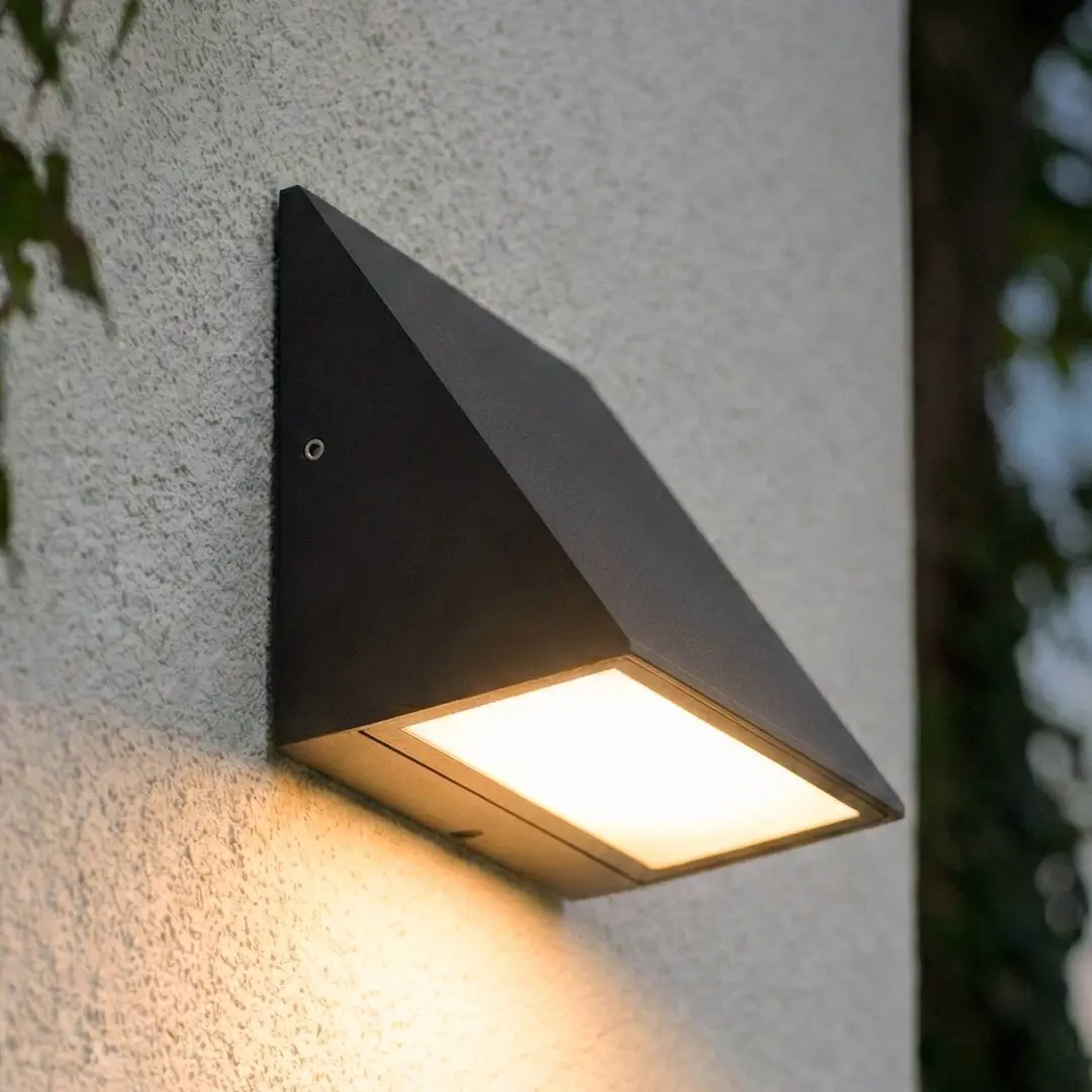 Lindby LED-Außenwandleuchte Triava, schwarz, 10 cm, IP65