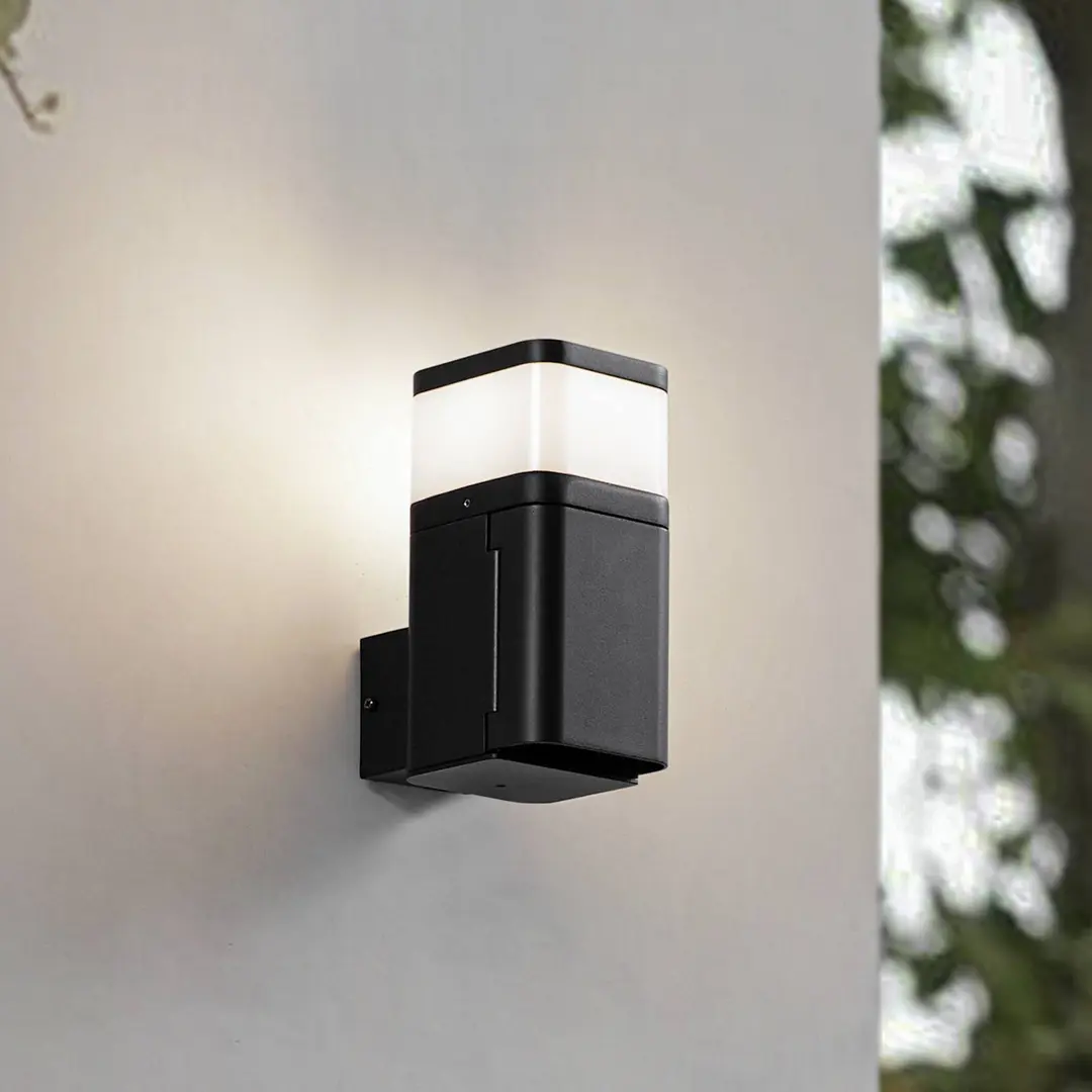 Lindby Außenwandlampe Teyon, mit Steckdose, schwarz, IP44 G9