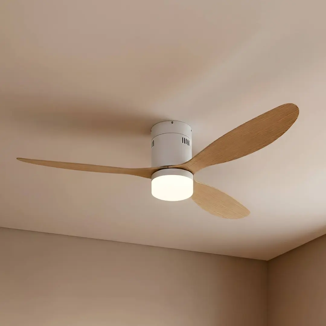 Lucande LED-Deckenventilator Kayu, weiß/holz, DC, 132 cm