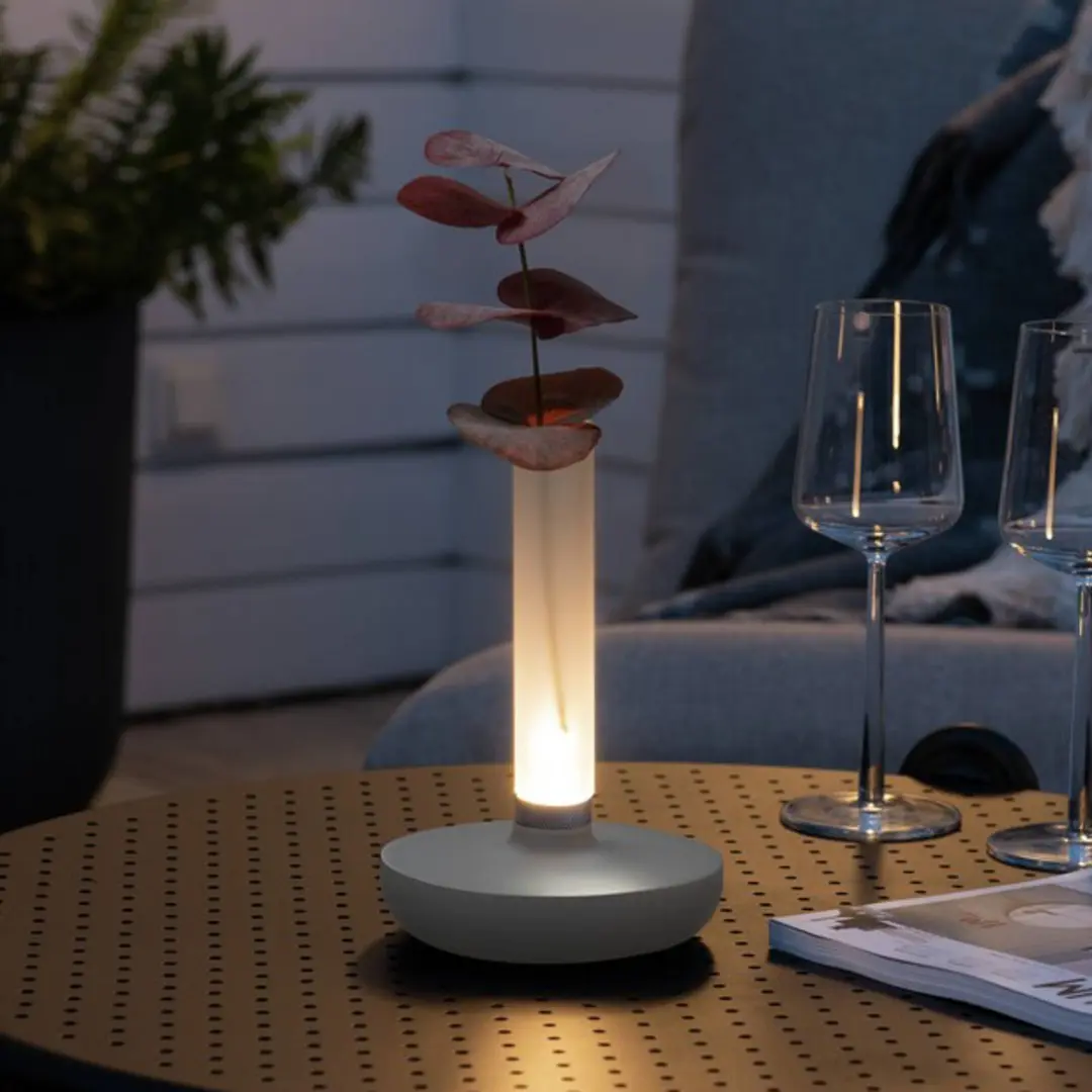 Konstsmide LED-Tischleuchte Biarritz, IP54, Akku, CCT, weiß