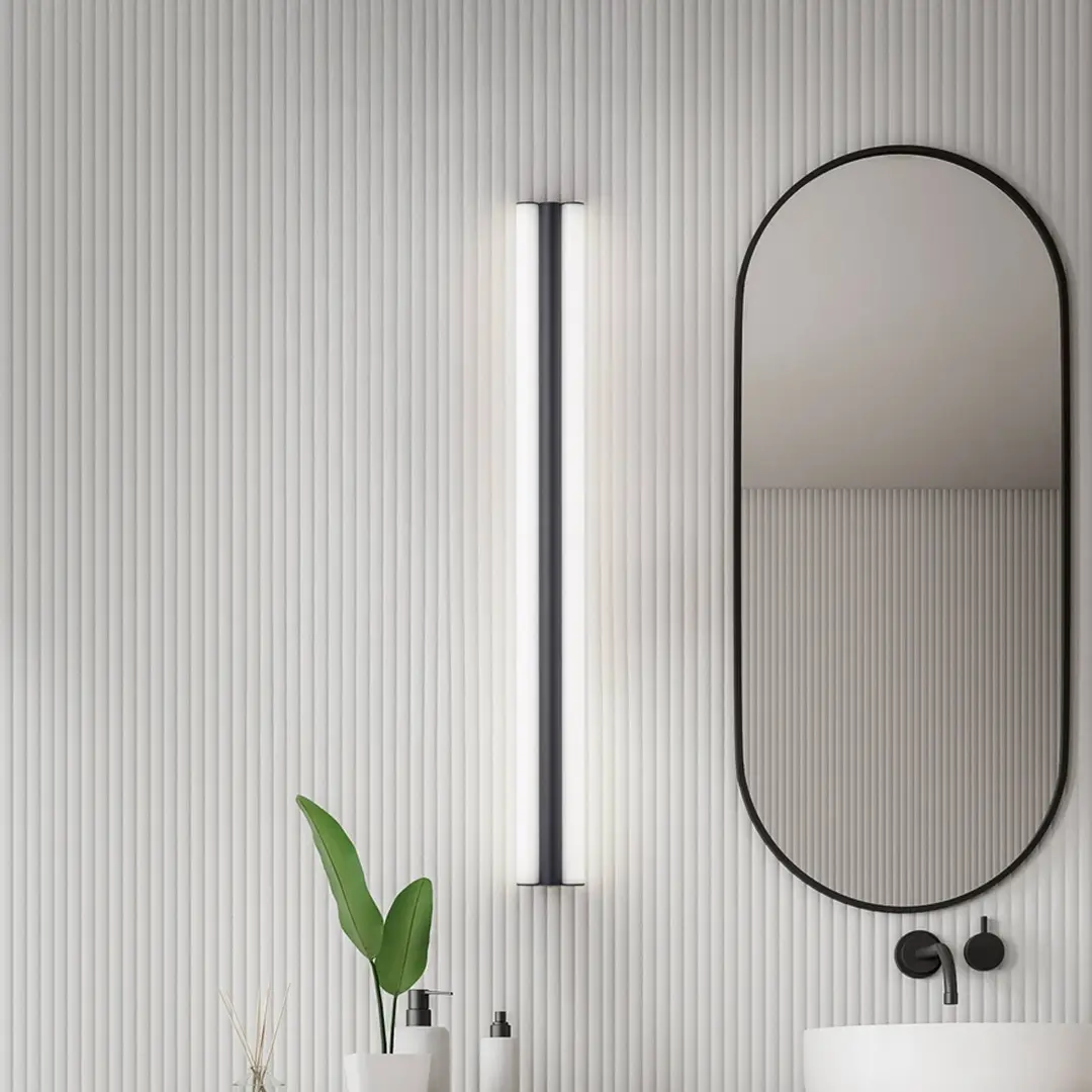 Helestra LED-Spiegellampe LOOM, Länge 120 cm, schwarz, IP44