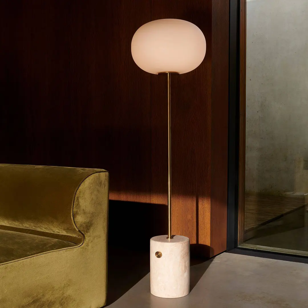 Audo Copenhagen Audo Stehleuchte JWDA, messing/beige, Travertin, 150cm, dim.
